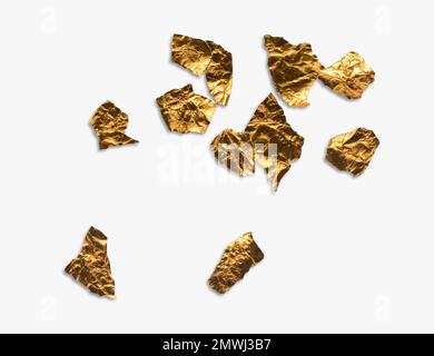 Pezzi lucidi di lamina o foglia d'oro sgualcita e sgualcita, isolati su sfondo bianco. Foto Stock