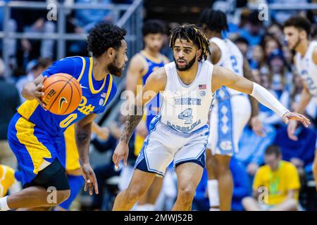 1 febbraio 2023: North Carolina Tar Heels guardia R.J. Davis (4) guardie Pittsburgh Panthers guardia Nelly Cummings (0) durante la prima metà del matchup di basket ACC al Dean Smith Center di Chapel Hill, North Carolina. (Scott Kinser/CSM) Foto Stock