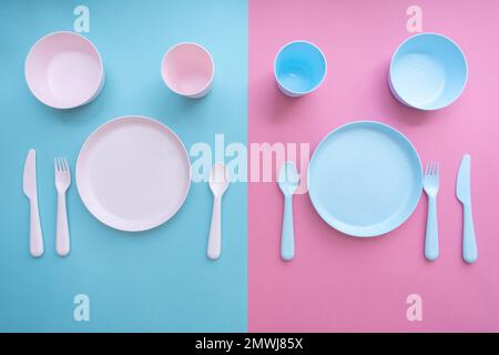 Posate colorate per il bambino su sfondo bianco Foto stock - Alamy