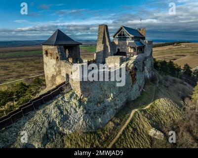 Veduta aerea di Boldogko parzialmente restaurato, castello gotico medievale nella contea di Borsod Ungheria con torre a porta rotonda, mastio cielo nuvoloso blu sfondo Foto Stock