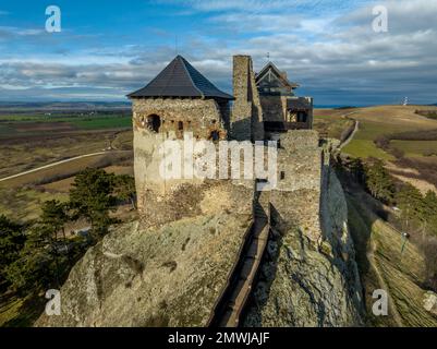 Veduta aerea di Boldogko parzialmente restaurato, castello gotico medievale nella contea di Borsod Ungheria con torre a porta rotonda, mastio cielo nuvoloso blu sfondo Foto Stock