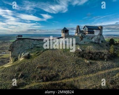 Veduta aerea di Boldogko parzialmente restaurato, castello gotico medievale nella contea di Borsod Ungheria con torre a porta rotonda, mastio cielo nuvoloso blu sfondo Foto Stock