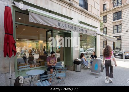 Vista esterna di un Blue Bottle Coffee Shop nell'Upper West Side di Manhattan, New York City, visto venerdì 8 luglio 2022. Foto Stock