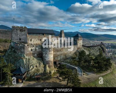 Veduta aerea di Boldogko parzialmente restaurato, castello gotico medievale nella contea di Borsod Ungheria con torre a porta rotonda, mastio cielo nuvoloso blu sfondo Foto Stock