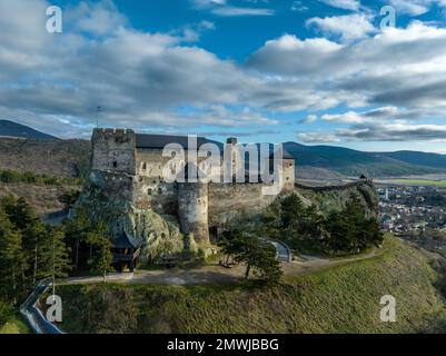 Veduta aerea di Boldogko parzialmente restaurato, castello gotico medievale nella contea di Borsod Ungheria con torre a porta rotonda, mastio cielo nuvoloso blu sfondo Foto Stock