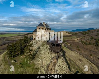 Veduta aerea di Boldogko parzialmente restaurato, castello gotico medievale nella contea di Borsod Ungheria con torre a porta rotonda, mastio cielo nuvoloso blu sfondo Foto Stock