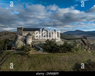 Veduta aerea di Boldogko parzialmente restaurato, castello gotico medievale nella contea di Borsod Ungheria con torre a porta rotonda, mastio cielo nuvoloso blu sfondo Foto Stock