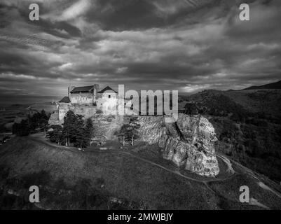 Veduta aerea di Boldogko parzialmente restaurato, castello gotico medievale nella contea di Borsod Ungheria con torre a porta rotonda, mastio cielo nuvoloso blu sfondo Foto Stock