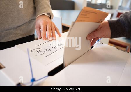 Berlino, Germania. 26th Set, 2021. Una donna lancia uno scrutinio a un seggio elettorale per l'elezione della Camera dei rappresentanti e il referendum a Berlino. Berlino elegge un nuovo parlamento di Stato il 12 febbraio perché l'ultima votazione non è stata valida. Il risultato determinerà se Franziska Giffey rimane sindaco. La CDU vuole evitare questo, e non è la sola. (To dpa 'Berlin votes again') Credit: Sebastian Gollnow/dpa/Alamy Live News Foto Stock