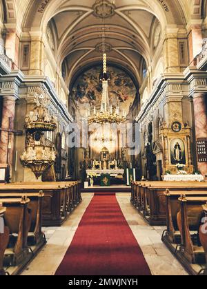 Immagine verticale di un interno della Chiesa cattolica della Santissima Trinità a Sibiu, Romania Foto Stock