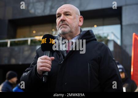 Londra, Regno Unito. 01st Feb, 2023. Il Segretario Generale dell'ASLEF Dave Ward parla fuori dalla stazione di Euston a Londra. L'Unione ASLEF sta organizzando uno sciopero di 24 ore oggi e il 3rd febbraio, mentre i macchinisti partecipano all'azione industriale in materia di retribuzione. Le stazioni ferroviarie di Londra devono affrontare gravi disagi, poiché i macchinisti dell'ASLEF Union iniziano un'altra serie di azioni di sciopero. Credit: SOPA Images Limited/Alamy Live News Foto Stock