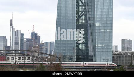 PRODUZIONE - 01 febbraio 2023, Assia, Francoforte sul meno: La sede della Banca Centrale europea (BCE) sovrasta i grattacieli della città bancaria. Il 2 febbraio 2023, i principali guardiani monetari europei decideranno su nuove fasi dei tassi di interesse durante la loro riunione regolare del consiglio. Foto: Arne Dedert/dpa Foto Stock