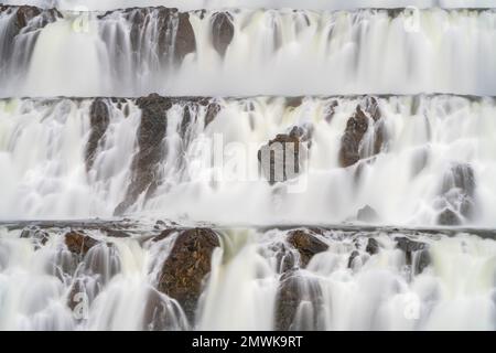 Dartmouth Dam Sfillway Grande diga di argine di roccia a Victoria, Australia. Foto Stock