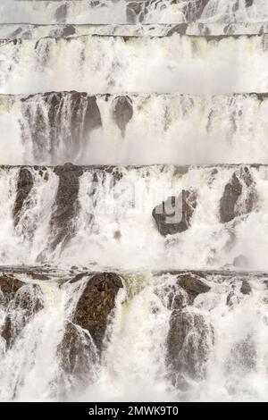 Uno scatto verticale della diga di Dartmouth, grande diga in terrapieno di roccia a Victoria, Australia. Foto Stock