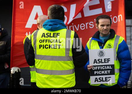 Londra, Regno Unito. 01st Feb, 2023. I membri di ASLEF sono visti su una linea del picket fuori della stazione di Euston a Londra. L'Unione ASLEF sta organizzando uno sciopero di 24 ore oggi e il 3rd febbraio, mentre i macchinisti partecipano all'azione industriale in materia di retribuzione. Le stazioni ferroviarie di Londra devono affrontare gravi disagi, poiché i macchinisti dell'ASLEF Union iniziano un'altra serie di azioni di sciopero. (Foto di Tejas Sandhu/SOPA Images/Sipa USA) Credit: Sipa USA/Alamy Live News Foto Stock