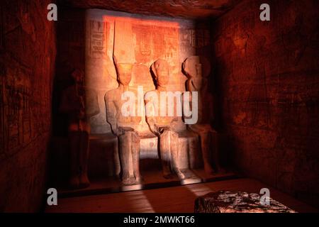Alba attraverso il Tempio del Grande Sole di Ramesses II ad Abu Simbel, Assuan, Egitto Foto Stock