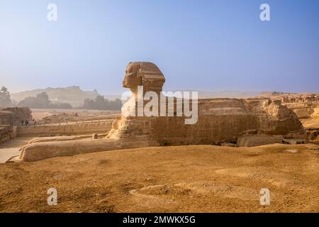 La Grande Sfinge di Giza di fronte alla Grande Piramide di Khufu, il Cairo, Egitto Foto Stock