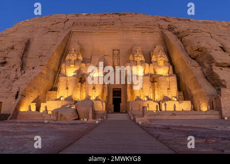 Tempio del Grande Sole di Ramesse II ad Abu Simbel all'alba, Assuan, Egitto Foto Stock