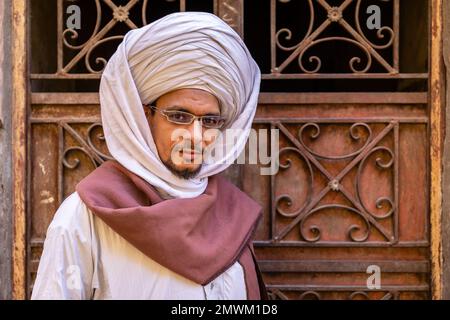 Uomo egiziano in grande keffiyeh nelle strade di Luxor, Egitto Foto Stock