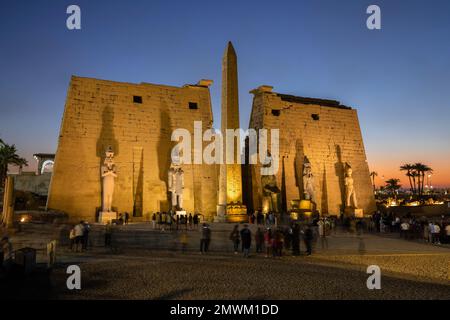 Tempio di Luxor all'imbrunire, Luxor, Egitto Foto Stock