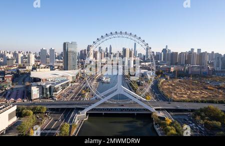 Una foto aerea della ruota panoramica di Tianjin e del paesaggio urbano sullo sfondo Foto Stock