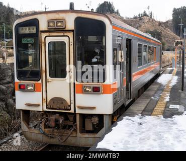 Un treno della serie 11 JR Central KiHa alla stazione ISE-Okitsu, l'ultima stazione della linea Meisho nella città di Tsu, nella prefettura di mie, Giappone. Foto Stock