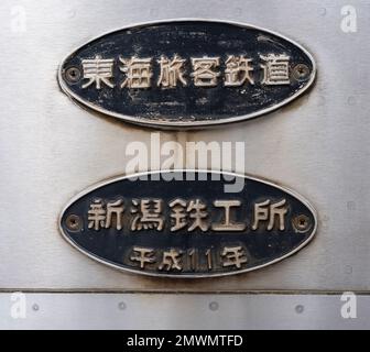 Targhe del costruttore su un treno della serie JR Central KiHa 11 alla stazione ISE-Okitsu, l'ultima stazione della linea Meisho nella città di Tsu, nella prefettura di mie, Giappone. Foto Stock