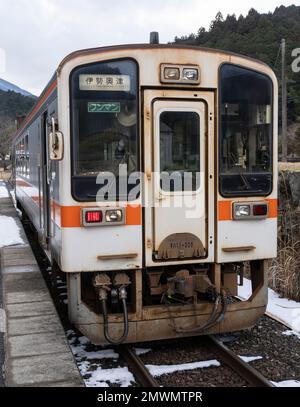 Un treno della serie 11 JR Central KiHa alla stazione ISE-Okitsu, l'ultima stazione della linea Meisho nella città di Tsu, nella prefettura di mie, Giappone. Foto Stock