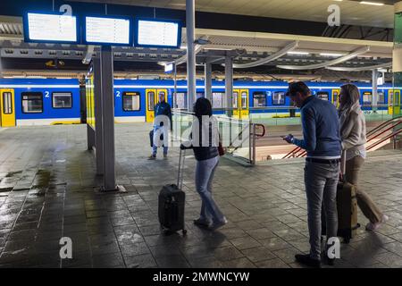 ZWOLLE - Train passeggeri alla stazione di Zwolle durante uno sciopero dei trasporti regionali. Il trasporto ferroviario regionale arriva è in sciopero a est e a nord del paese, al fine di rafforzare le loro richieste di contratti collettivi di lavoro per un salario più elevato e un carico di lavoro più basso. ANP VINCENT JANNINK olanda fuori - belgio fuori Foto Stock