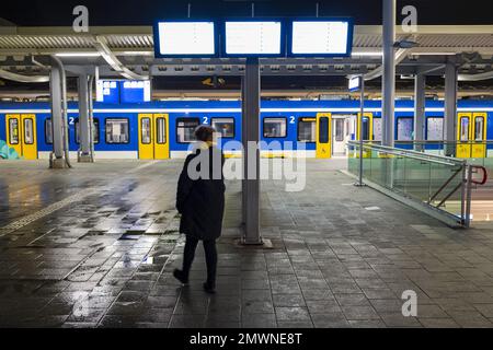 ZWOLLE - Train passeggeri alla stazione di Zwolle durante uno sciopero dei trasporti regionali. Il trasporto ferroviario regionale arriva è in sciopero a est e a nord del paese, al fine di rafforzare le loro richieste di contratti collettivi di lavoro per un salario più elevato e un carico di lavoro più basso. ANP VINCENT JANNINK olanda fuori - belgio fuori Foto Stock