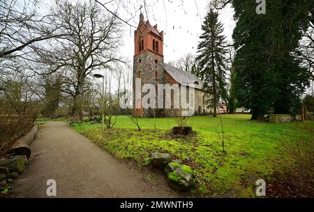 Lychen, Germania. 01st Feb, 2023. La chiesa luterana costruita di pietre da campo nel villaggio di Rutenberg. Credit: Soeren Stache/dpa/Alamy Live News Foto Stock