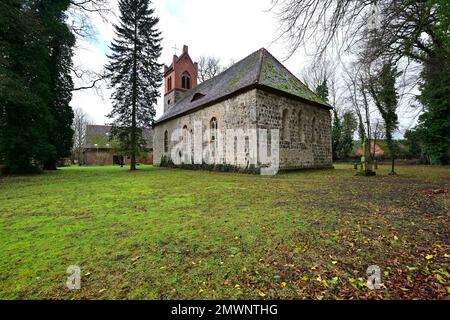 Lychen, Germania. 01st Feb, 2023. La chiesa luterana nel villaggio di Rutenberg, costruita con pietre di campo. Credit: Soeren Stache/dpa/Alamy Live News Foto Stock