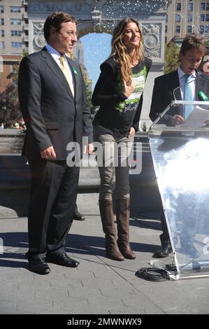 NEW YORK - SETTEMBRE 20: Mostrando il suo bambino crescente bump, Gisele Bundchen è stato avvistato fuori a New YorkÕs Washington Square Park per il suo Goodwill Ambassador per il programma delle Nazioni Unite per l'ambiente compiti Domenica pomeriggio (Settembre 20). Per una buona causa, il supermodello brasiliano sta facendo del suo meglio per aiutare l'UNEP nella sua missione di sensibilizzare e promuovere l'azione per proteggere l'ambiente. Dice: "L'ambiente è sempre stato la mia passione. Sono cresciuto in una piccola città e ho avuto l'opportunità di vivere circondati dalla natura. Ho chiesto couldnÕt infanzia migliore. Dobbiamo Foto Stock