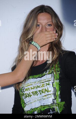 NEW YORK - SETTEMBRE 20: Mostrando il suo bambino crescente bump, Gisele Bundchen è stato avvistato fuori a New YorkÕs Washington Square Park per il suo Goodwill Ambassador per il programma delle Nazioni Unite per l'ambiente compiti Domenica pomeriggio (Settembre 20). Per una buona causa, il supermodello brasiliano sta facendo del suo meglio per aiutare l'UNEP nella sua missione di sensibilizzare e promuovere l'azione per proteggere l'ambiente. Dice: "L'ambiente è sempre stato la mia passione. Sono cresciuto in una piccola città e ho avuto l'opportunità di vivere circondati dalla natura. Ho chiesto couldnÕt infanzia migliore. Dobbiamo Foto Stock