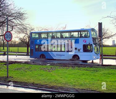 Un primo autobus attraversa l'acqua di alluvione sulla grande strada occidentale A82 Foto Stock