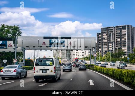 Electronic Road Pricing (ERP) Gantry lungo la Pan Island Expressway (PIE). Viene utilizzato per gestire la congestione stradale a Singapore. Foto Stock