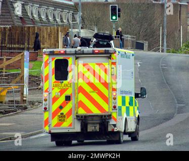 Ambulanza corsa ad emergenza su strada di killbowie Clydebank Foto Stock