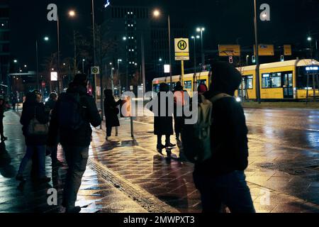 Berlino, Germania. 02nd Feb, 2023. I passeggeri si fermano presso una fermata dell'autobus mentre un tram passa sullo sfondo. A Berlino e nel Brandeburgo, le maschere non sono più obbligatorie sui trasporti pubblici locali. Credit: Carsten Koall/dpa/Alamy Live News Foto Stock