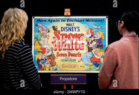 I dipendenti di Propstore guardano un quadrimoter britannico del 1944 per il film del 1937 "Snow White and the Seven Dwarfs" (stima £2000 - 4000) durante un'anteprima per l'asta dei cimeli dello showbiz, al Propstore di Rickmansworth, Hertfordshire. Data immagine: Giovedì 19 gennaio 2023. Foto Stock