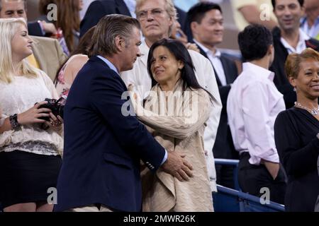 NEW YORK, NY - 29 AGOSTO: Alec Baldwin (L) e Hilaria Thomas partecipano alla cerimonia di apertura durante il primo giorno degli US Open 2011 presso l'USTA Billie Jean King National Tennis Center il 29 agosto 2011 nel quartiere Flushing del Queens borough di New York City. Persone: Alec Baldwin Hilaria Thomas Foto Stock