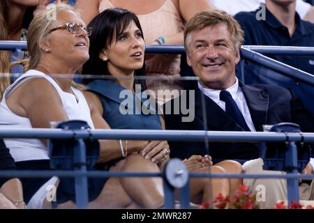 NEW YORK, NY - 27 AGOSTO: Alec Baldwin e Hilaria Thomas partecipano al Day One of the 2012 US Open all'USTA Billie Jean King National Tennis Center il 27 agosto 2012 nel quartiere Flushing del Queens borough di New York City. Persone: Alec Baldwin Hilaria Thomas Foto Stock