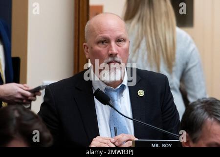 Il rappresentante degli Stati Uniti chip Roy (repubblicano del Texas) partecipa a un Comitato della Camera per l’audizione “The Biden Border Crisis: Part i” nel Rayburn House Office Building di Washington, DC, USA, mercoledì 1 febbraio. 2023. Foto di Rod Lamkey/CNP/ABACAPRESS.COM Foto Stock