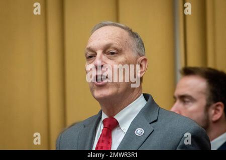 Andy Biggs (Repubblicano dell'Arizona), rappresentante degli Stati Uniti, partecipa a una Camera Committee sull'audizione giudiziaria "The Biden Border Crisis: Part i" nel Rayburn House Office Building di Washington, DC, USA, mercoledì 1 febbraio. 2023. Foto di Rod Lamkey/CNP/ABACAPRESS.COM Foto Stock