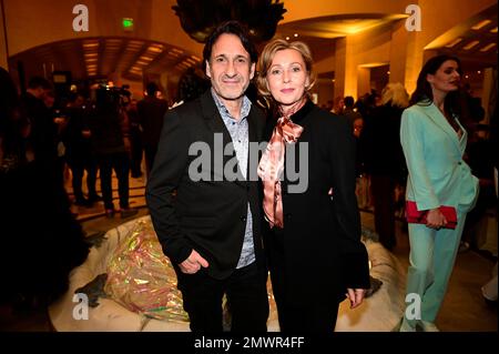 Falk-Willy Wild und Dana Golombek bei der Anja Gockel Fashion Show 'sense Senses' auf der Berlin Fashion Week Autunno/Inverno 2023 im Hotel Adlon Kempin Foto Stock