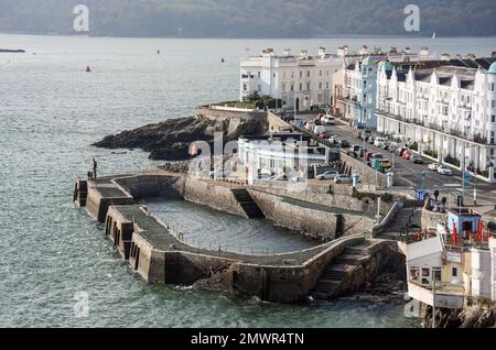 L'affollato lungomare di West Hoe a Plymouth è pronto ad accogliere bevitori e commensali. La Grand Parade vanta alcune belle case d'epoca che hanno beau Foto Stock