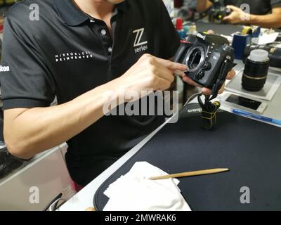 pulizia del sensore dslr da parte di un tecnico professionista Foto Stock