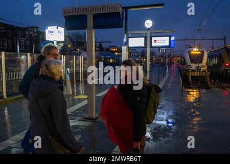 ZWOLLE - Train passeggeri alla stazione di Zwolle durante uno sciopero dei trasporti regionali. Il trasporto ferroviario regionale arriva è in sciopero a est e a nord del paese, al fine di rafforzare le loro richieste di contratti collettivi di lavoro per un salario più elevato e un carico di lavoro più basso. ANP VINCENT JANNINK olanda fuori - belgio fuori Foto Stock