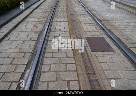 ferrovia del tram in città sulla strada asfaltata Foto Stock