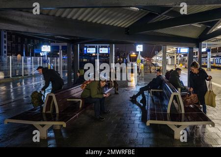 ZWOLLE - Train passeggeri alla stazione di Zwolle durante uno sciopero dei trasporti regionali. Il trasporto ferroviario regionale arriva è in sciopero a est e a nord del paese, al fine di rafforzare le loro richieste di contratti collettivi di lavoro per un salario più elevato e un carico di lavoro più basso. ANP VINCENT JANNINK olanda fuori - belgio fuori Foto Stock