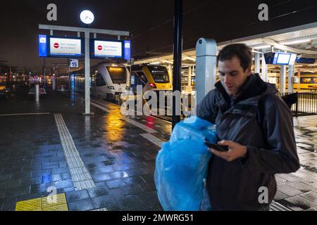 ZWOLLE - Train passeggeri alla stazione di Zwolle durante uno sciopero dei trasporti regionali. Il trasporto ferroviario regionale arriva è in sciopero a est e a nord del paese, al fine di rafforzare le loro richieste di contratti collettivi di lavoro per un salario più elevato e un carico di lavoro più basso. ANP VINCENT JANNINK olanda fuori - belgio fuori Foto Stock